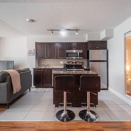 Spacious 2 Bedroom Plus Den, 2 Bath, Sleeps 5 With Balcony And Lakeview Downtown Toronto Condo Exteriér fotografie