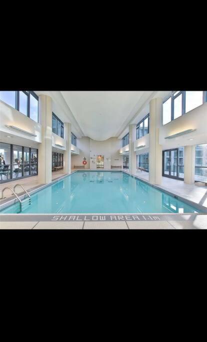 Spacious 2 Bedroom Plus Den, 2 Bath, Sleeps 5 With Balcony And Lakeview Downtown Toronto Condo Exteriér fotografie
