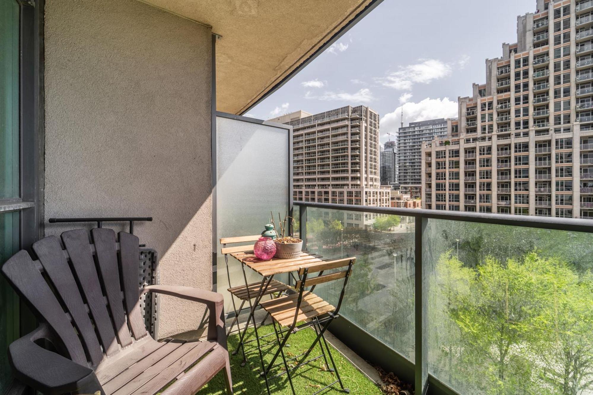 Spacious 2 Bedroom Plus Den, 2 Bath, Sleeps 5 With Balcony And Lakeview Downtown Toronto Condo Exteriér fotografie