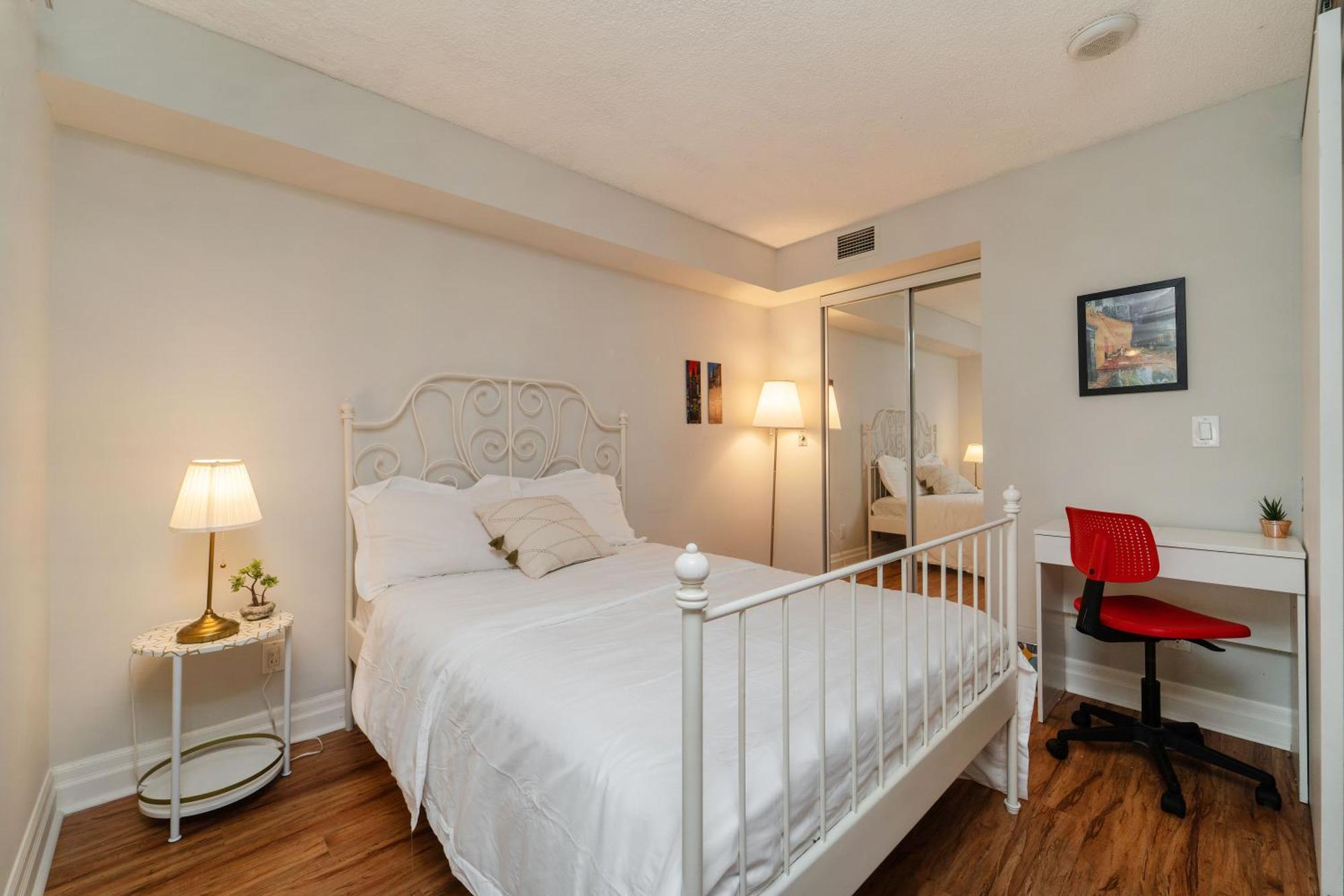 Spacious 2 Bedroom Plus Den, 2 Bath, Sleeps 5 With Balcony And Lakeview Downtown Toronto Condo Exteriér fotografie