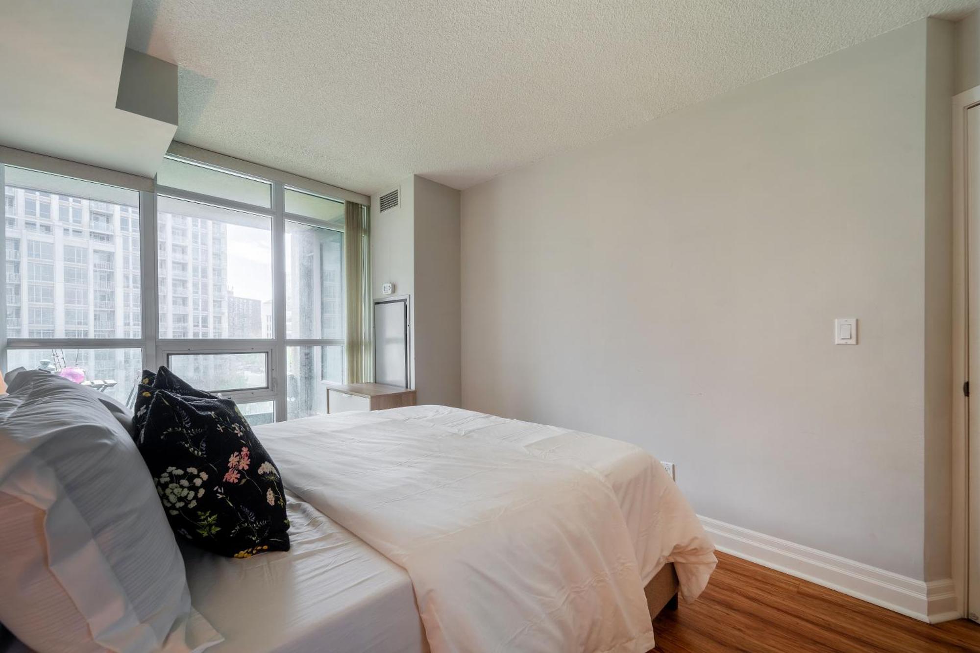 Spacious 2 Bedroom Plus Den, 2 Bath, Sleeps 5 With Balcony And Lakeview Downtown Toronto Condo Exteriér fotografie