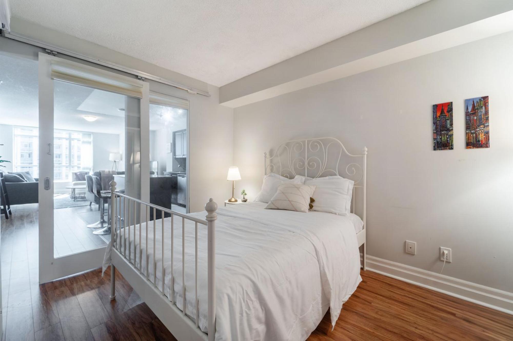 Spacious 2 Bedroom Plus Den, 2 Bath, Sleeps 5 With Balcony And Lakeview Downtown Toronto Condo Exteriér fotografie