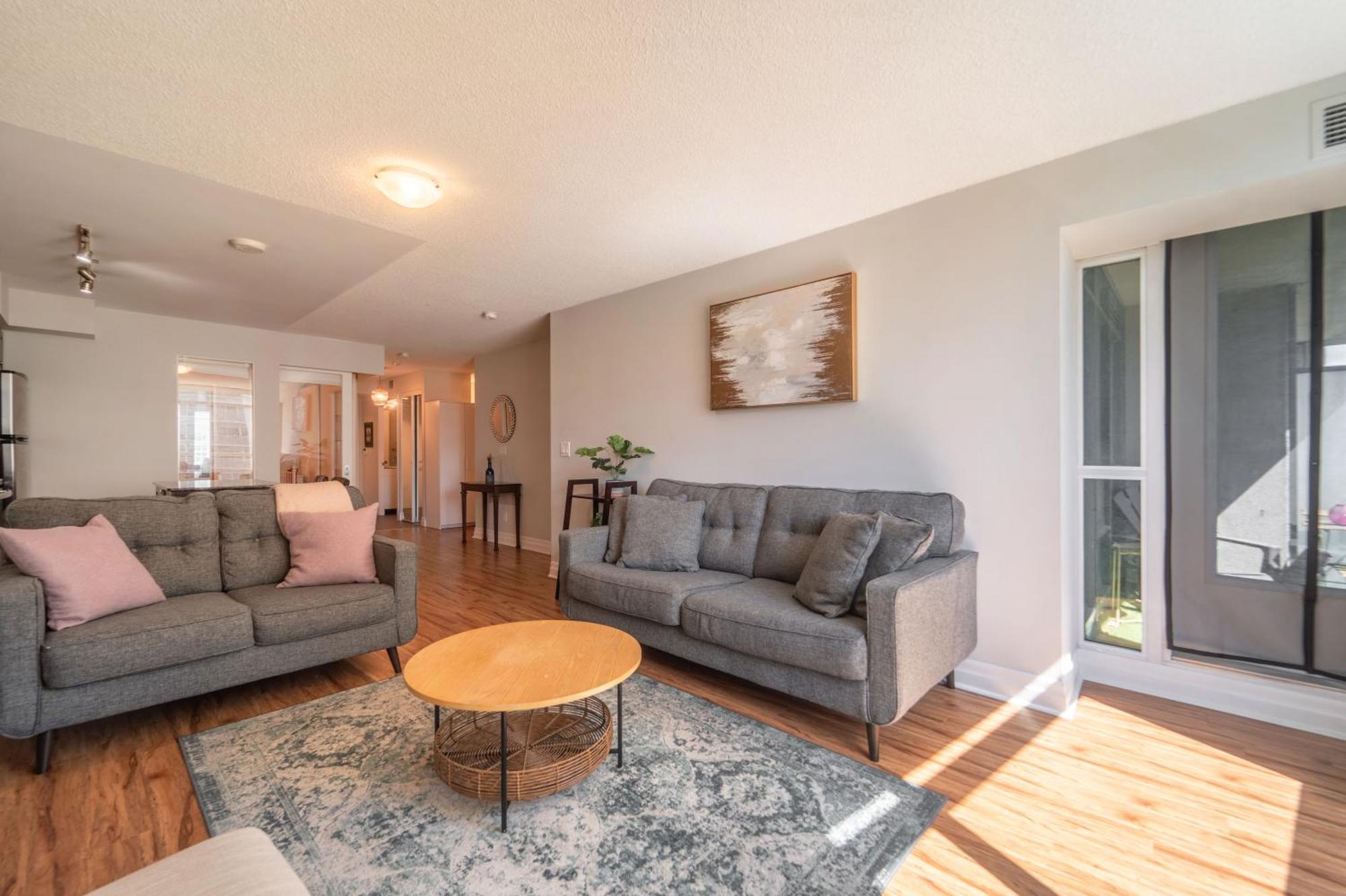 Spacious 2 Bedroom Plus Den, 2 Bath, Sleeps 5 With Balcony And Lakeview Downtown Toronto Condo Exteriér fotografie