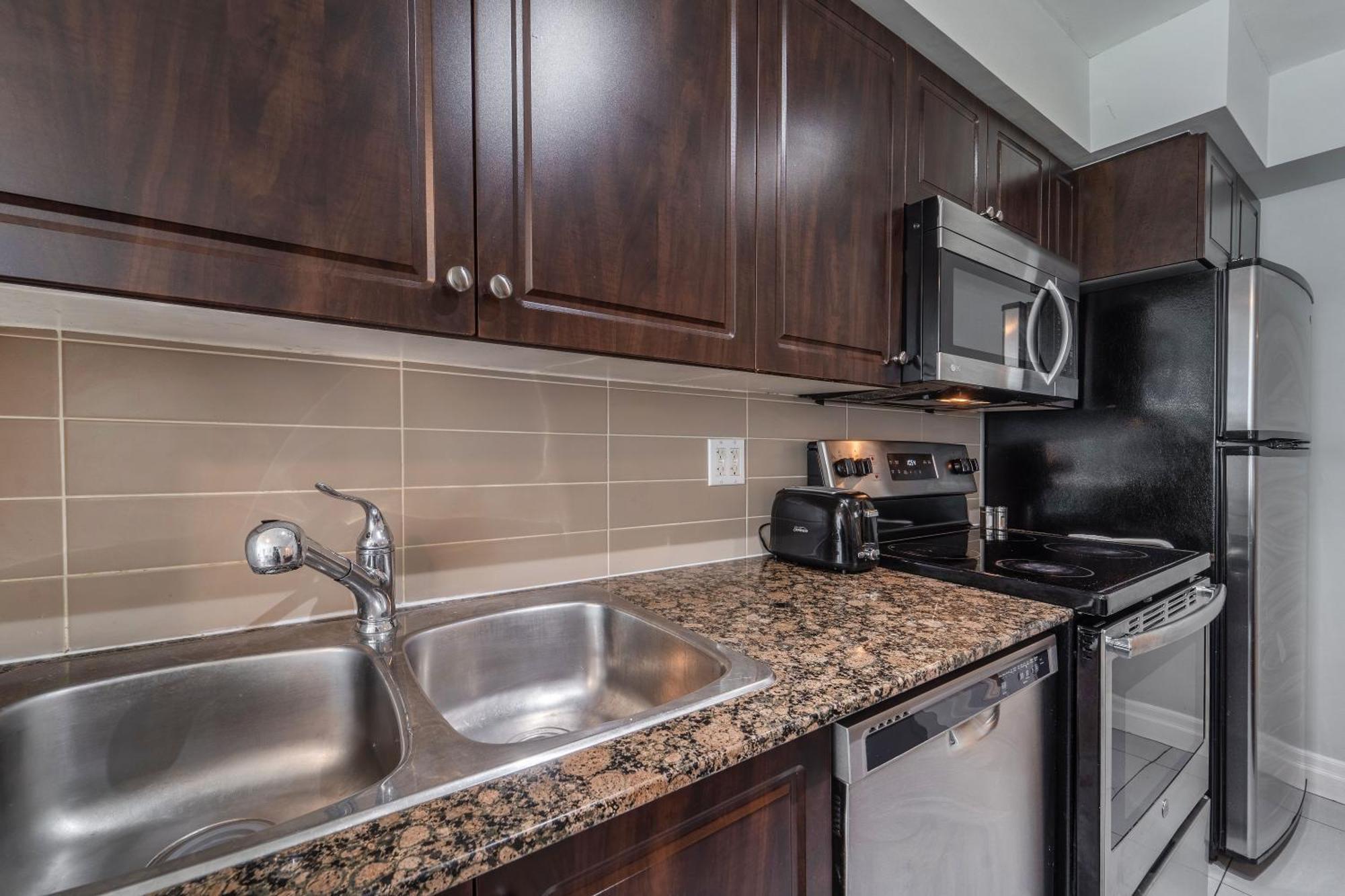 Spacious 2 Bedroom Plus Den, 2 Bath, Sleeps 5 With Balcony And Lakeview Downtown Toronto Condo Exteriér fotografie