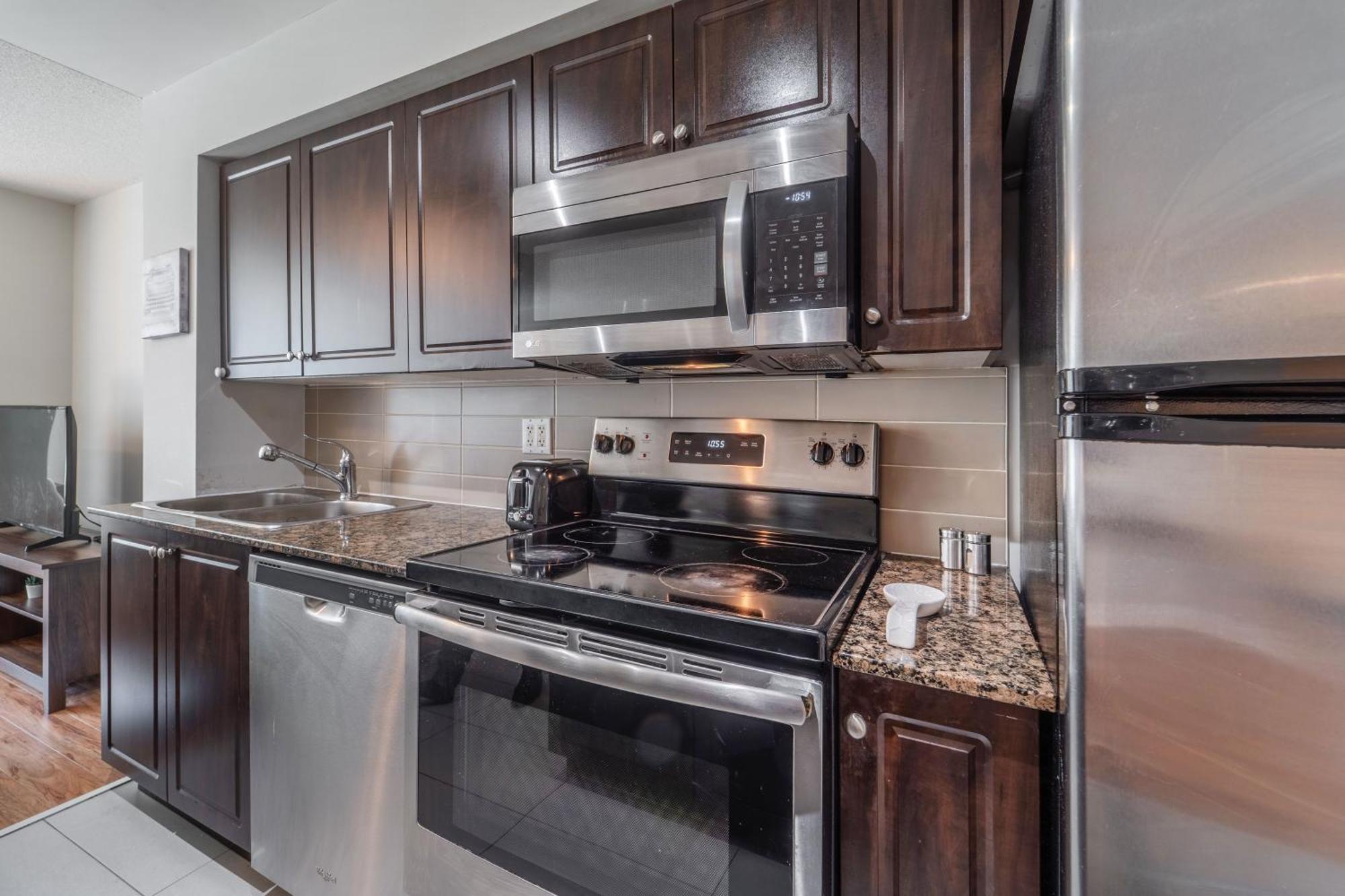 Spacious 2 Bedroom Plus Den, 2 Bath, Sleeps 5 With Balcony And Lakeview Downtown Toronto Condo Exteriér fotografie