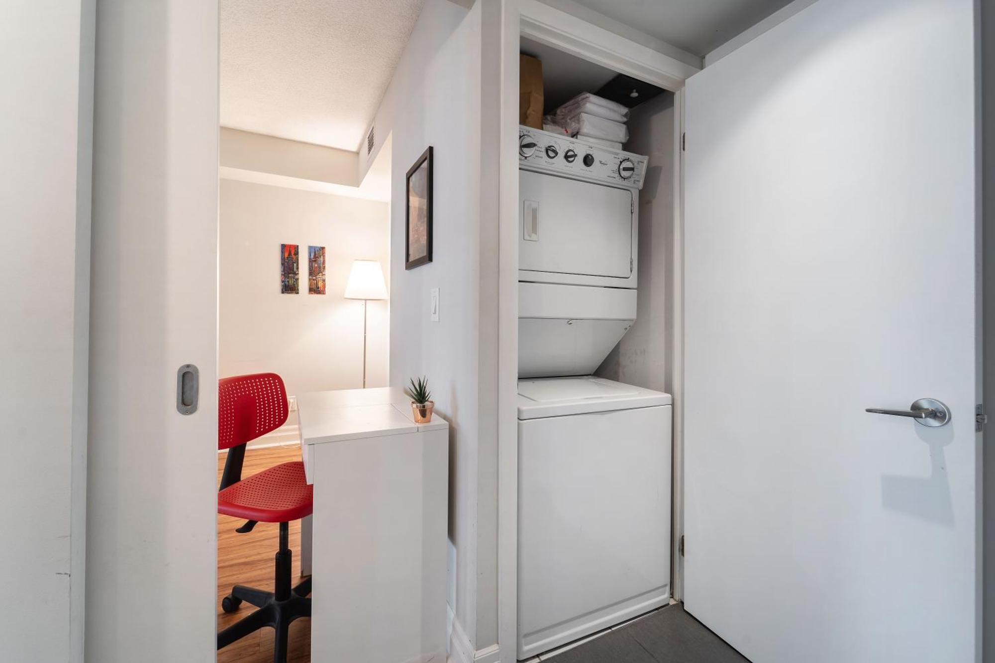 Spacious 2 Bedroom Plus Den, 2 Bath, Sleeps 5 With Balcony And Lakeview Downtown Toronto Condo Exteriér fotografie