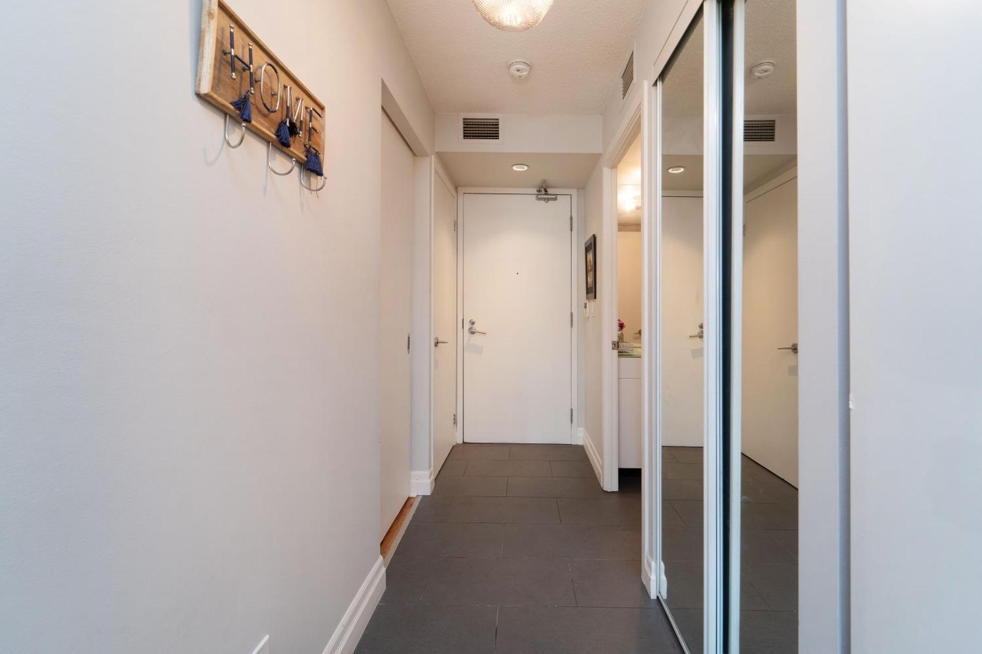 Spacious 2 Bedroom Plus Den, 2 Bath, Sleeps 5 With Balcony And Lakeview Downtown Toronto Condo Exteriér fotografie
