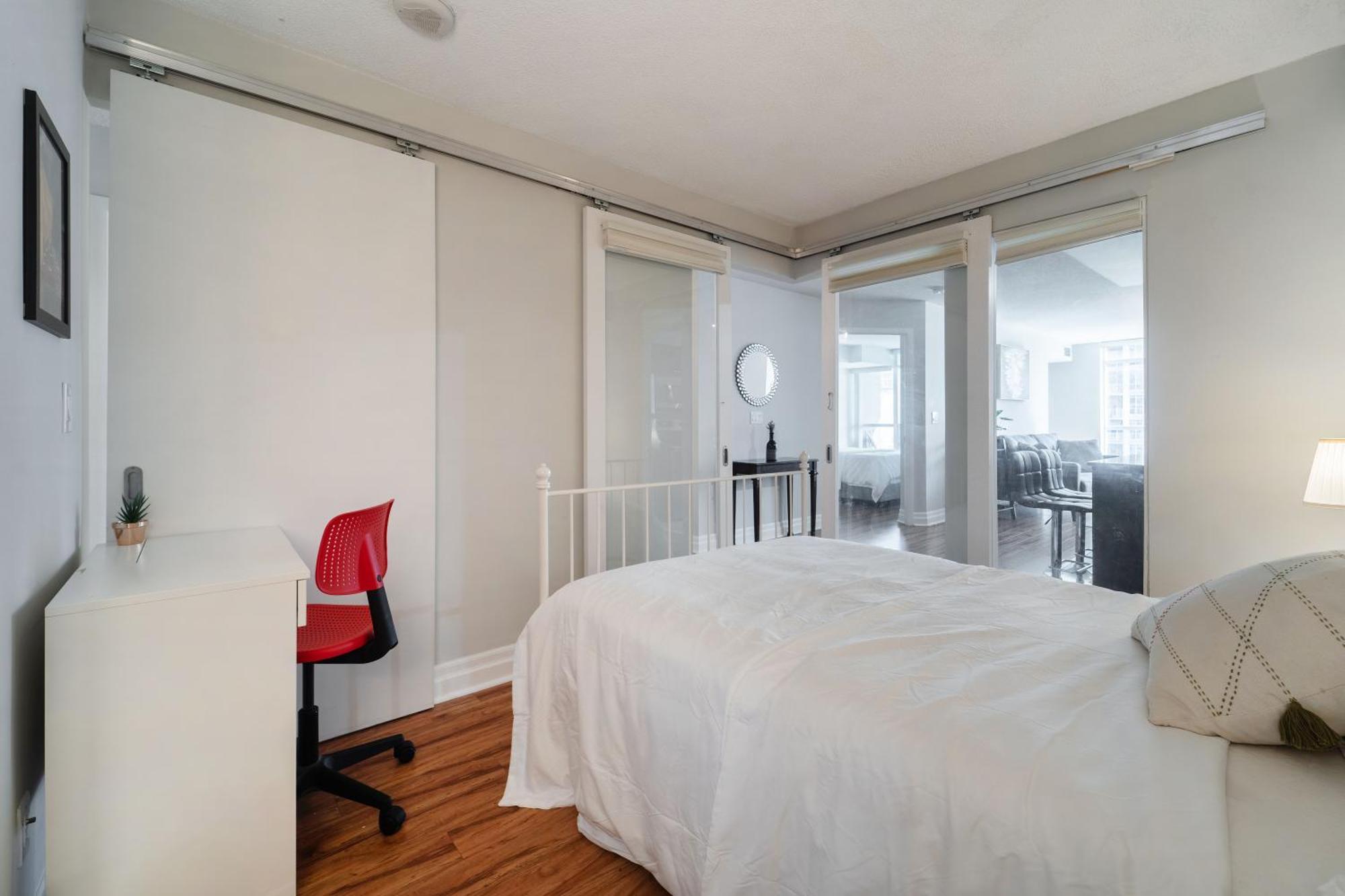 Spacious 2 Bedroom Plus Den, 2 Bath, Sleeps 5 With Balcony And Lakeview Downtown Toronto Condo Exteriér fotografie