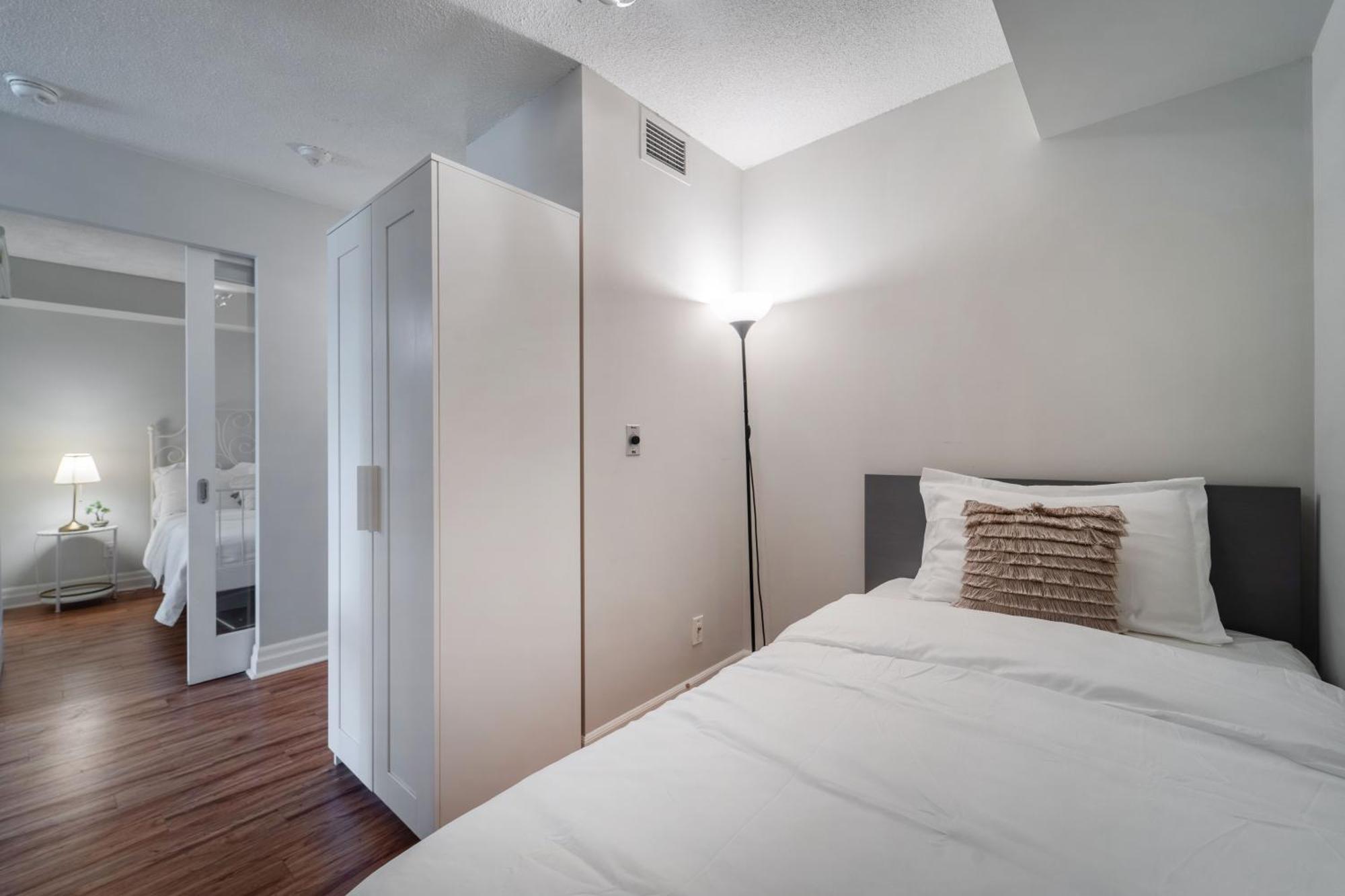 Spacious 2 Bedroom Plus Den, 2 Bath, Sleeps 5 With Balcony And Lakeview Downtown Toronto Condo Exteriér fotografie