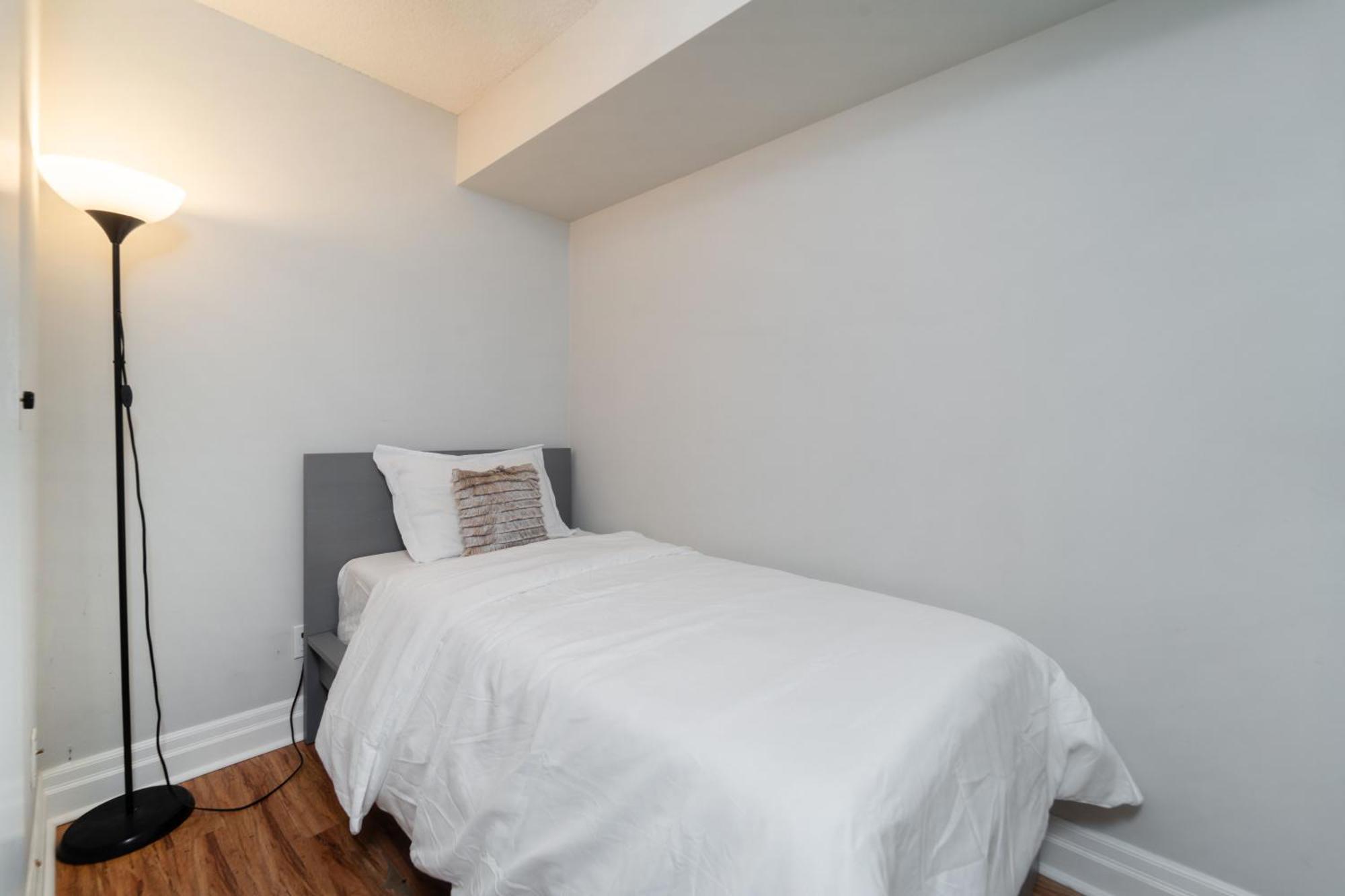 Spacious 2 Bedroom Plus Den, 2 Bath, Sleeps 5 With Balcony And Lakeview Downtown Toronto Condo Exteriér fotografie