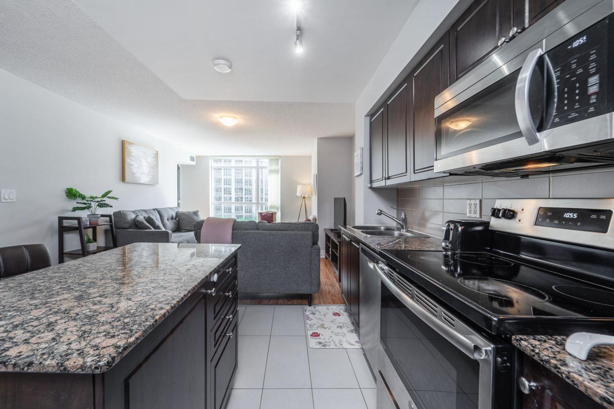 Spacious 2 Bedroom Plus Den, 2 Bath, Sleeps 5 With Balcony And Lakeview Downtown Toronto Condo Exteriér fotografie